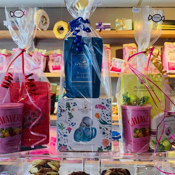 Cadeau's in snoepwinkel Sweets Julianadorp